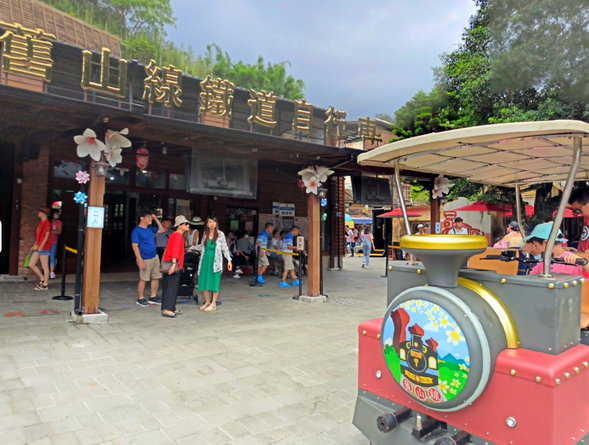 15:30|舊山線鐵道自行車(90 分鐘,指定 A4 路線,需年滿 3 歲)
舊山線鐵道自行車是近年苗栗最受歡迎的特色體驗之一,利用廢棄鐵道改建而成,讓遊客能乘著輕巧的自行車,沿著鐵軌悠閒前行。指定的 A4 路線全程約 90 分鐘,途經山林隧道、百年鐵橋與蜿蜒溪谷,沿途風光綠意盎然,還能欣賞舊鐵道的歷史風貌。騎行過程安全舒適,適合親子與好友同樂,但需年滿 3 歲方可參加。結合自然景色與懷舊鐵道氛圍,這是最能代表苗栗鐵道文化的必玩體驗之一。