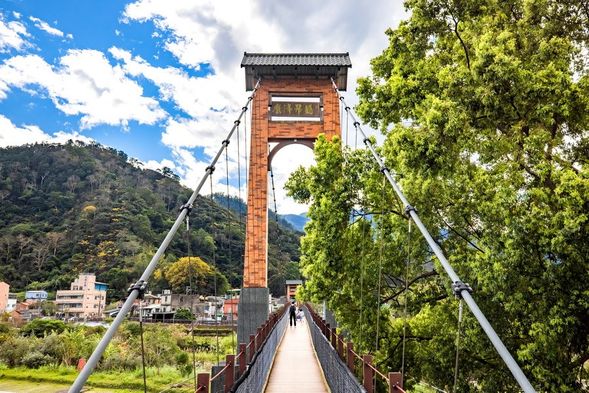 12:40|康濟吊橋(30 分鐘)
康濟吊橋位於苗栗南庄,橫跨中港溪,全長約百公尺,是當地最具代表性的景點之一。吊橋設計堅固又帶有古樸氣息,走在橋上可俯瞰溪谷景致,遠望青山綠水,景色怡人。隨風搖曳的步伐,增添了探訪山城的趣味與浪漫感受。這裡也是遊客拍照打卡的熱門地點,更能體驗南庄的悠閒氛圍。