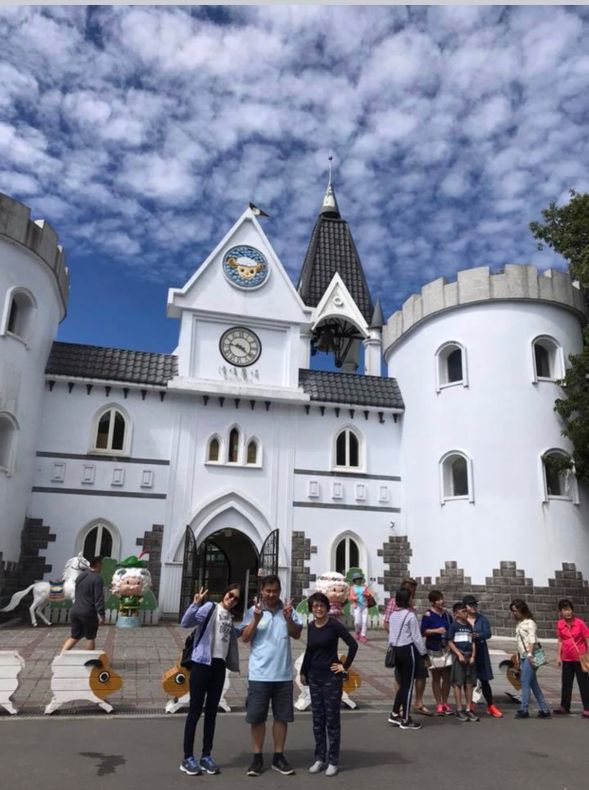 抵達清境農場進入園區漫步草原步道,觀賞高山景色與歐風建築,假日可觀賞綿羊秀(停留 2 小時 45 分鐘)
