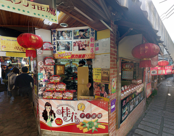 南庄老街+桂花巷(60 分鐘,自由午餐・自理)
南庄老街位於苗栗縣,充滿客家人文風情,石板路上林立著傳統小吃與特色店舖。必嚐美食包含客家粄條、滷味、擂茶、桂花冰品等,讓人邊逛邊品味地道風味。老街旁的桂花巷因滿巷飄香而得名,小巧的巷弄裡聚集文創小店、手工藝品與咖啡館,散步其中可感受濃厚的懷舊氛圍與文藝氣息。這裡不僅是享用午餐的好地方,也非常適合拍照留念。