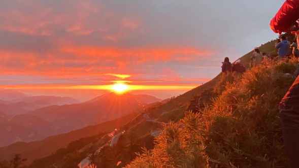 昆陽觀景點(20 分鐘;視天候欣賞日落與雲海)
位於合歡山主峰登山口附近的昆陽,海拔約 3,070 公尺,是觀賞高山景緻的重要據點。天氣晴朗時,可遠眺合歡群峰壯麗山勢;入秋後更常見漫天彩霞,黃昏時分的夕陽映照山巒,令人震撼。若天候配合,還能遇見雲海翻湧的壯闊景象,彷彿置身仙境,是攝影與打卡的熱門地點。