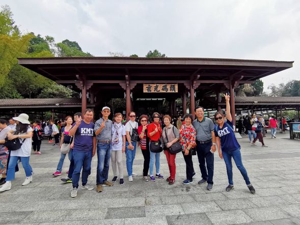 抵達日月潭碼頭展開湖區行程,登船遊湖、環湖步道漫遊,欣賞邵族文化與湖光景色(停留 2.5 小時)