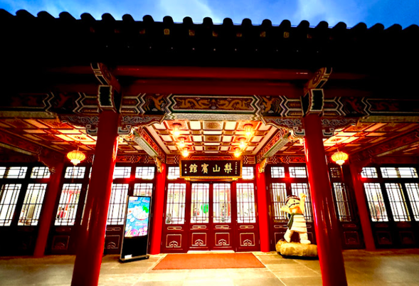 梨山賓館+大街自由午餐(停留 1 小時)
梨山賓館為台灣三大名館之一,外觀氣勢恢宏,具有濃厚的中國宮殿建築風格,曾接待無數國際貴賓。館前視野極佳,可遠眺群山與雲海,氣勢非凡。鄰近的梨山大街聚集多家在地餐館與小吃店,旅客可自由覓食,享用高山鱒魚、山產野菜與熱呼呼的客家料理,邊用餐邊感受高山小鎮的純樸氛圍。