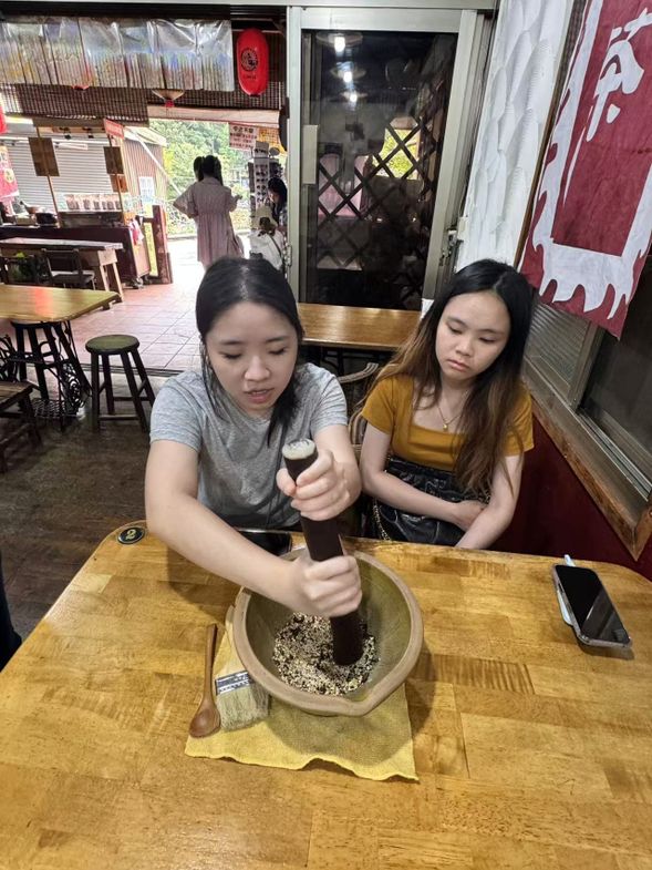 13:20|古早味擂茶坊(60 分鐘,自費,擂茶+搗麻糬體驗)
走進古早味擂茶坊,可以親手體驗客家傳統美食文化。店家提供「擂茶」與「搗麻糬」活動,遊客能用木杵將芝麻、花生、茶葉慢慢研磨成香濃茶粉,再沖入熱水調製成養生擂茶,既能解渴又富含營養。同時,還能動手搗製麻糬,體驗黏糯彈牙的樂趣,最後搭配花生粉或芝麻粉享用。這裡不僅能感受手作的成就感,也能更深入了解客家飲食文化,留下特別的旅遊回憶。