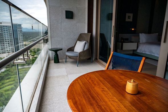 NEW WORLD HOIANA BEACH RESORT的床很好睡,陽台空間也很大,不過幾乎這裡的房型都是海景,因為主建物與海灘方向是垂直的,差別是在看南或北邊沙灘,沙灘的角度
都微斜。但窗簾就有分窗簾或捲簾,而且都是電動的。若走去陽台時,門窗開太陽還會自動關掉冷氣。