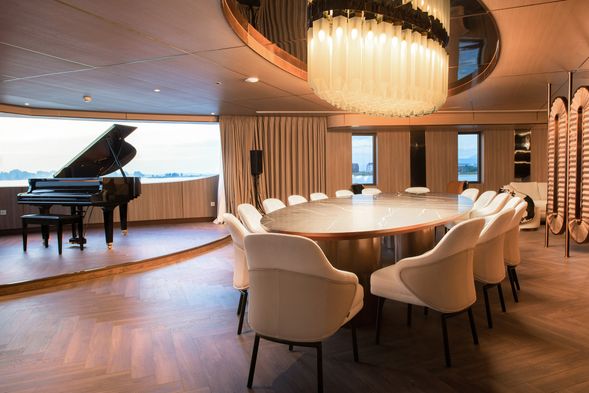 09:30-10:30爾後返回船上稍做梳洗後,享用精心准備的早餐,這時船會緩緩開回碼頭,沿途穿越島嶼之間,可細細品味下龍灣的良辰美景。