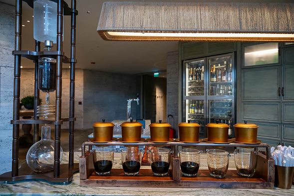 光是一整排滴滴壺慢慢滴,就知道越南咖啡的魅力多大,不過不用擔心怎麼調,旁邊已有准備好的美式咖啡及越南咖啡,除非不想太甜的話,可以試著自己DIY看看。