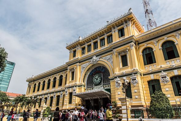 中央郵局為法國於1886年至1891年興建,建築風格充滿法式風情,內部除了可購買郵票及寄信外,以販售紀念品為主。