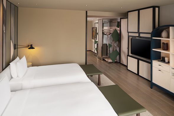 入住的房型是Superior Ocean View Twin,有別NEW WORLD HOIANA HOTEL及Hoiana Residences的風格,以精品系及質感來鋪陳房間的氣氛。電視不想看時,還有個拉門可以將電視完全隱藏。