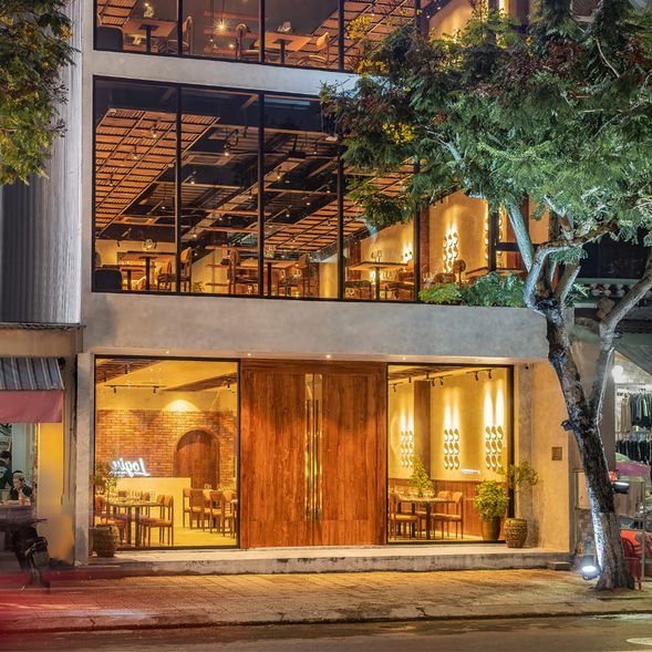 沉浸在現代、質樸但同樣令人印象深刻和精緻的餐廳空間