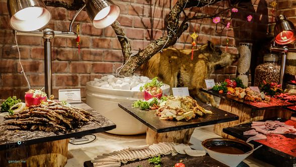 巴拿山當地風味自助餐滿足各國慕名而來的觀光客,菜色蠻豐富的,在這亦可看到許多道地的越南英食。