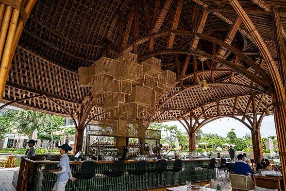 COVE Bar & Grill的造型很特別,有點像是越南傳統軍帽,而且都是竹編結構相當有造型,加上晚上的燈光後又是不同的風格,甘單哥自己很喜歡這裡。