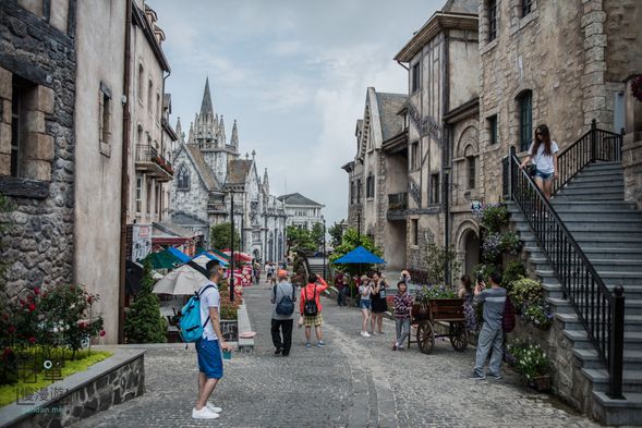 許多建築物相當適合拍照,因為大多數的遊客都集中在入口處的噴水池附近,越向外圍遊客越少,也更好拍照取景。