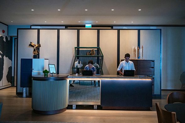 NEW WORLD HOIANA BEACH RESORT相當低調且沈穩,櫃檯前的座椅區超有質感,完全就是咖啡廳。