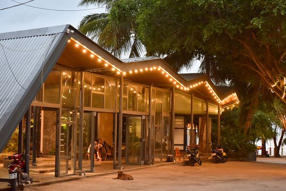 HẠNH NHUNG LUXURY餐廳緊鄰海岸,舊Hàm Ninh碼頭旁。