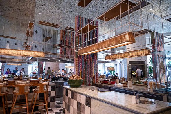 飯麵粥一應俱全的概念,以菜色來說,這樣相當豐盛。若是要再添補菜,直接在後方炒菜,像是熱炒店看廚師表演般卻聞不到油煙,即便是煮麵或現做腸粉也一樣,工作區的大煙罩直接將油煙及蒸氣往上排掉。