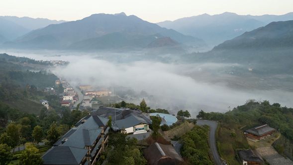 整個度假村是依山勢而建,盤居整片山坡地,一直延伸山頂處。同樣以獨棟木屋居多,所以每棟採光及通風都相當不錯,而且小木屋的品質蓋的相當不錯。