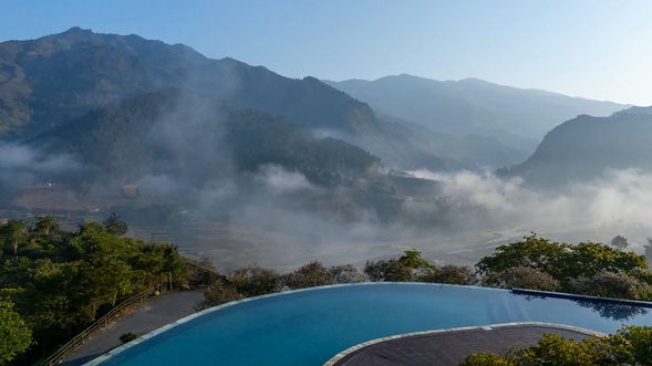 在山頂的餐廳旁有露天無邊際游泳池,那裡泡湯的視野超好。別人的無邊際泳池是看海,這裡則是看「雲」海,還真的與眾不同,要不是只有6度,甘單哥都想跳下去拍這特別的景色了。