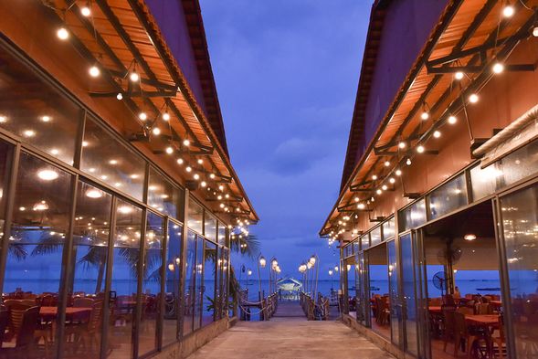 用餐環境,戶外看海和聽浪饗超澎派海鮮大餐。