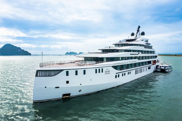 07:00-08:30前往天井洞(LUON CAVE)沿途有許多海上人家,連接在海上,四周有數個小島圍繞。當船停泊靠岸後上岸,帶您參觀的同時,可以入境隨俗,讓您體驗片刻的小漁村
生活。搭乘竹子編織成的小舢舶船四人一座,船家划著細細長槳,小舢舶船帶您穿越小漁村,您將見識到最真實的在地海上水上生活、您還可以參觀海上學校、海上養殖珍珠田,看到水上人家的實際辛苦生活狀況。能有機會與小漁村漁民建立合作與互助的關係,這是件讓我們值得驕傲的事。舢飯船划往天井洞,欣賞座落於海上巨大天然鐘洞乳石洞,讓您深感體驗座落海上雄偉狀觀的洞穴。