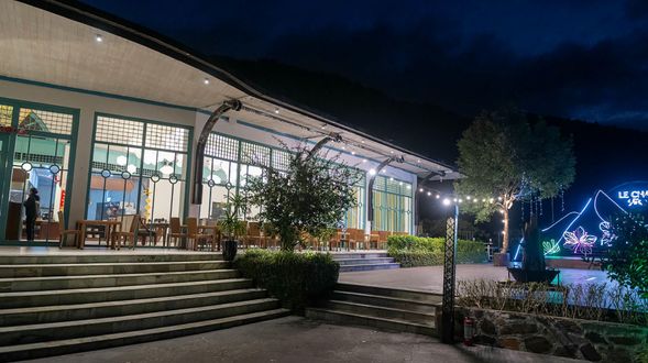 餐廳就在山頂游泳池旁,三餐都有提供餐點熱食,若是吃腻的話,可以坐車到馬路旁有許多咖啡廳、小店之類的,一碗飯可以叫人難忘許久,這裡的米特别好吃,是越南的「西北特產」。