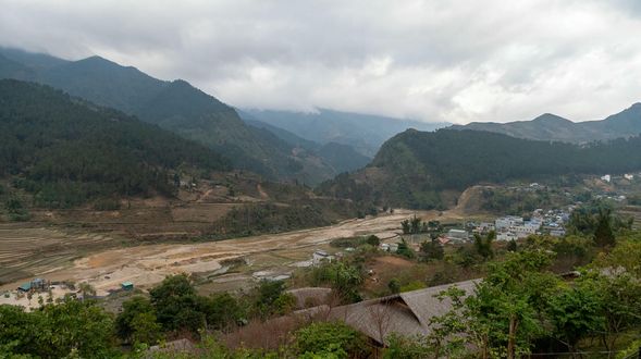 Aeris Hilll位於度假村的山頂上,當然可以自己徒步過去,但還是坐電動車接送比較方便。AerisHill其實有許多戶外運動,有點像是叢林探險活動那類,都是免費體驗的。但千萬別錯過「飛索」,甘單哥前陣子才在芽莊的VINWONDER體驗過,沒想到這裡又遇到了。