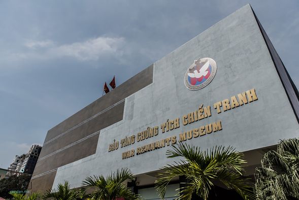 戰爭遺跡博物館原名「美國戰爭罪惡館」,直到1995年美越恢愎邦交始更名戰爭遺跡博物館,除了戶外展示的飛機及裝甲車輛外,館內以戰爭時及戰后的照片為主
