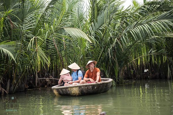 迦南桶船生態遊:換乘傳統竹編的桶船,像個「大碗公」似的在船上划行,穿梭在四周種滿棕梠樹的樹林小徑中,非常悠閒。