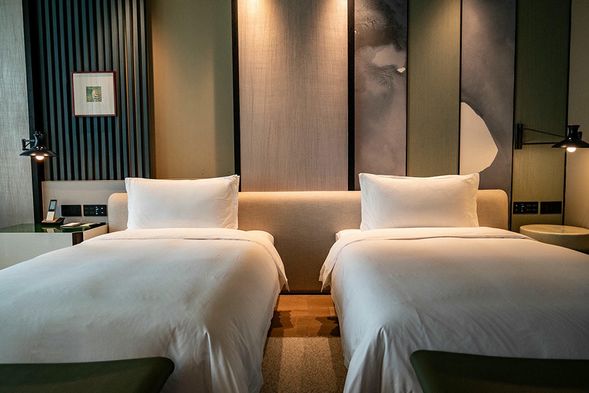 淡米色的溫馨與淺草綠的清新感搭配為房間的主色調。從房間大門開始,室內無論是浴缸、桌椅、沙發、床頭燈等都是一直呼應整體風格,連拖鞋也是草綠色,房裡的陳設都會突顯個性風格。