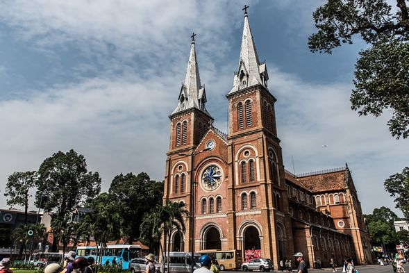 西貢聖母大教堂又稱為「紅教堂」,以馬賽的磚砌築而成,外觀呈磚紅故有紅教堂美稱,兩鐘塔樓高58米顯得相當雄偉。