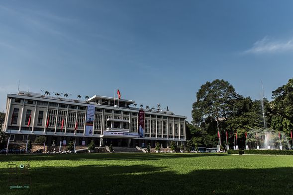 統一宮的正面像是個「興」字,從上方看下來有點像是「山」,外觀窗户上的立柱裝飾可以適當的遮陽及流通空氣的功能。