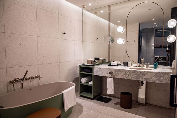 浴室空間比想像的還要大上許多,除了廁所、淋浴間外,還多了草綠色附枕頭的浴缸,連置掛浴巾的掛勾都是像是草綠色。其實整體來說,除了清新感外,更像是到處都是翡翠的貴氣。要使用浴缸時,透過旁邊的水龍頭即可調整水溫,浴缸出水速度算非常快,還以為是溫泉會館的大水量,可惜没有帶浴鹽,如果你是住這些房。