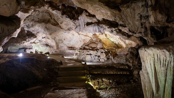 越南中北部有許多石灰岩地形,在這之前才剛完成結束海上石灰岩洞的下龍灣、陸上陸龍灣的寧平及充滿石灰岩洞穴的洞海峰牙,沒想到連到這安沛還有座小小的石灰岩洞。