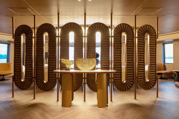 12:30 貴賓們登上Essence Grand Ha Long Bay Cruise 愛森絲豪華遊輪享用迎賓飲料,船艙長開始介紹巡航簡
介及安全指示,隨即啟程展開內海遊船探險之旅,沿途風景航行下龍灣,通過龍島、猴島、龜島、蟾島、鬥雞島、象島。