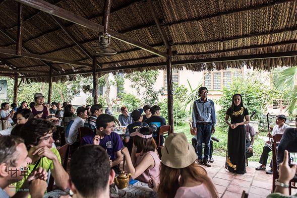 鄉間必吃「水果」,讓大家嚐嚐當地的水果,並中間穿插在地的傳統音樂表演。