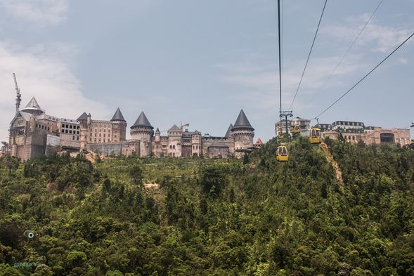 早期法國殖民時期刻意不興建道路通往巴拿山,現今通往巴拿山主要得依賴纜車,跨過層層重疊山峰,巴拿山纜車曾造就「全球最長及落差最大的單纜吊車」,直到2009年才被打破超越。