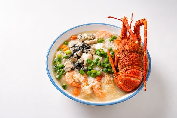 玩海後享用海鮮粥、炸丁香魚,並加碼每人約150 克龍蝦一隻。