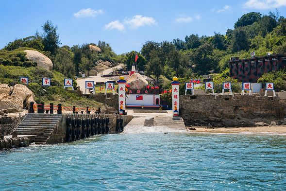 踏上大膽島,迎面就是「島孤人不孤」巨型門聯,走進前線中的前線。