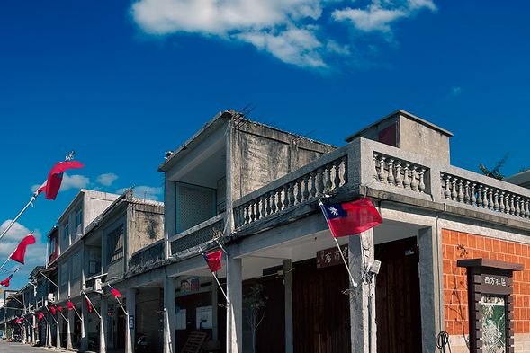 走過西方戰地一條街,親身體驗小金門的歷史脈絡與戰地生活,每一步都走過時光的回聲。