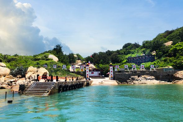 當你踏上大膽島,首先映入眼簾的是大膽碼頭。這裡掛滿了巨幅標語,如「大膽擔大擔,島孤人不孤」等,充滿力量與挑戰的精神,為旅程開啟一段探尋前線歷史的序幕。