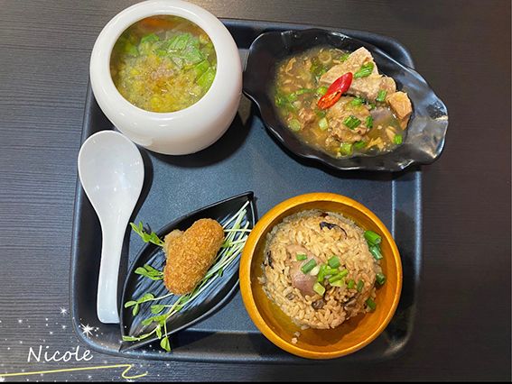 午餐時光是旅途中最美好的停歇。我們將帶領您品嚐道地的小金門特色料理,讓地道風味成為您戰地記憶的一部分。 (菜色將依當日用餐人數彈性調整)