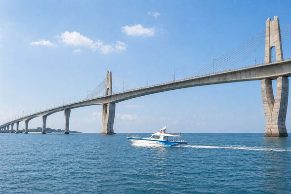 從壯闊的金門大橋橋下穿越,仰望橋體如巨龍橫跨海面——這是隻有在海上才能收藏的前線視角。