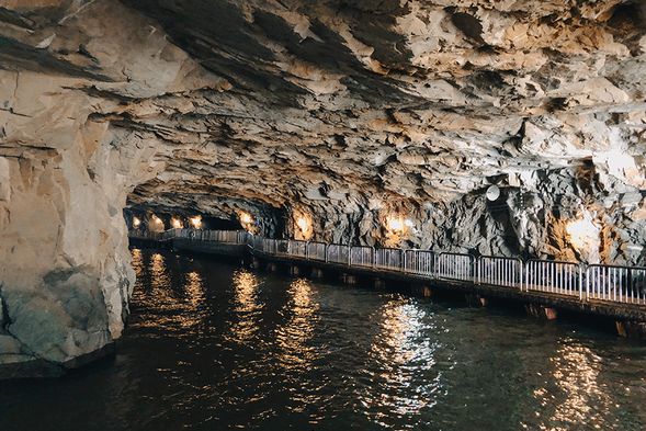 深入坑道內部,探索戰時遺跡。坑道全長約750公尺,寬敞明亮,可容納52艘小艇停泊。坑道內設有模擬蠟像,生動呈現當年開鑿坑道的艱辛景象。