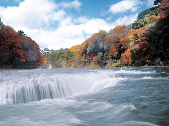 From above, looking down at Fukiware Falls, you can feel the majestic power and astonishing force of nature. The powerful river water rushes and crashes between huge rocks, creating a roaring sound and offering a truly spectacular view.