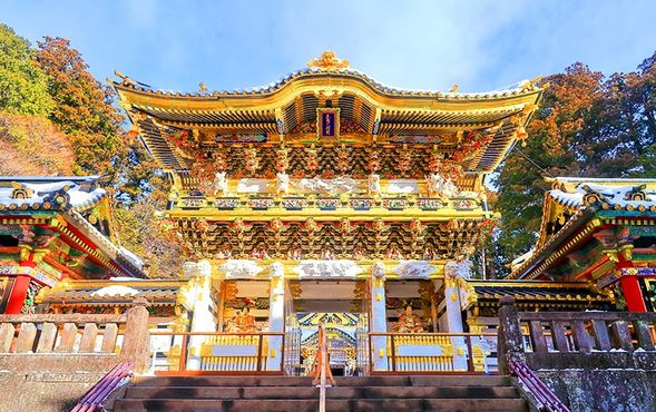 Nikko Toshogu Shrine, a UNESCO World Heritage site, enshrines Tokugawa Ieyasu, the first shogun of the Edo period. The buildings in the shrine are elaborately carved, lacquered, and colorfully decorated by master craftsmen from all over Japan, making it the epitome of luxurious splendor.
