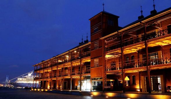 The Yokohama Red Brick Warehouse, which served as a logistics hub from the Meiji to Taisho periods in Japan, was once the most advanced warehouse in the world. The exterior of the building still maintains the European-style red brick architecture.