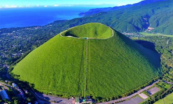 Omuroyama
At the summit of Mount Omuro, you can take a "crater walk" around the volcanic crater. This walk offers stunning views of the Izu Islands in the Pacific Ocean, the Amagi Mountains, the majestic Mount Fuji, and the Southern Alps, showcasing the breathtaking natural beauty of the area.