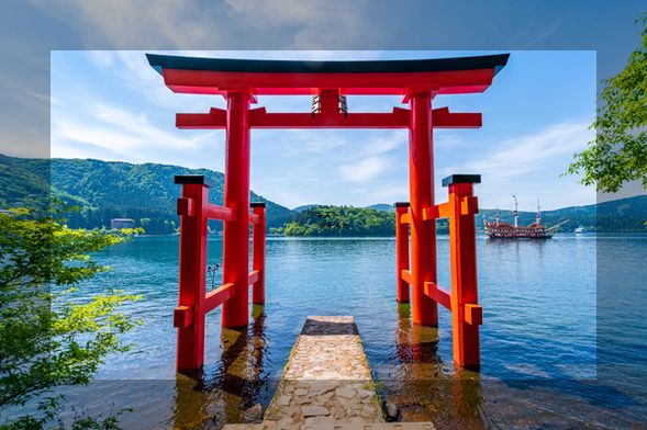 【Hakone Shrine】
Hakone Shrine, located on the shores of Lake Ashi, has been revered as the guardian shrine of the Kanto region since ancient times. The shrine is said to be particularly effective for those praying for success in competitions and financial prosperity. The shrine has five torii gates, and it is believed that passing through each gate in order brings divine favor.