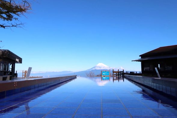 Izu Panorama Park
Izu Panorama Park is located on Mount Katsuragi, 452 meters above sea level. The aerial park is situated at the mountain's peak, which can be reached by a 7-minute ropeway ride. The ropeway spans 1791 meters with a height difference of 411 meters, offering a full view of Izu City.