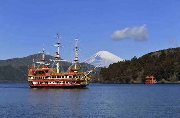 【Lake Ashi Sightseeing Cruise】
Lake Ashi offers breathtaking scenery, and you can enjoy it from different types of boats, such as classic-style steamships or modern speedboats. The stunning views of the lake are sure to captivate you.